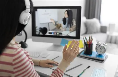 Student attending a live QuantumB cohort class
